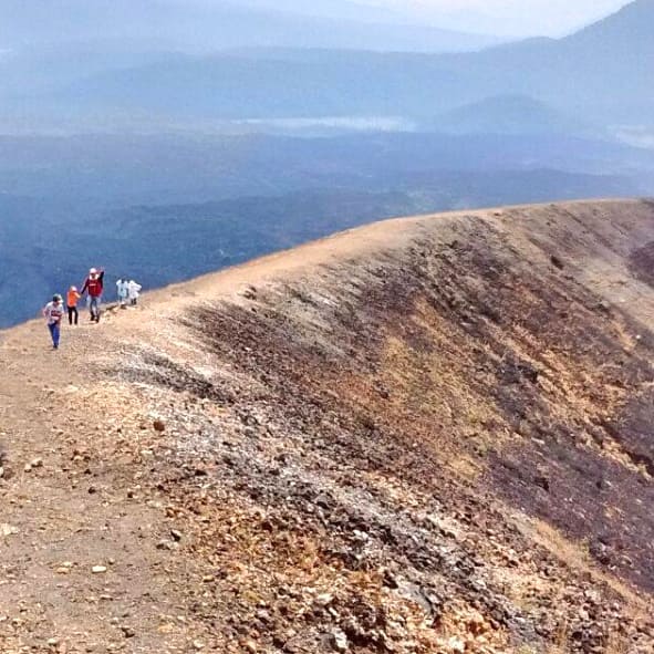 Practicar montañismo en el Volcán Paricutín